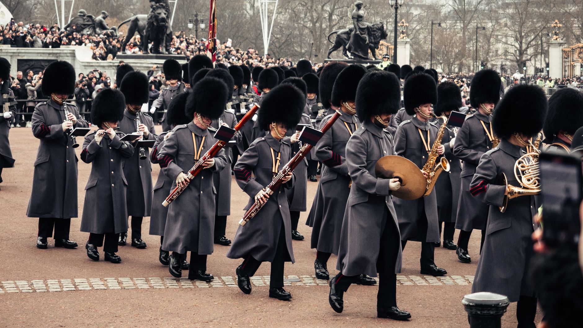 Ilustracja: British Traditions of Monarchy: Ceremony, Symbols and E British Traditions of Monarchy: Ceremony, Symbols and Everyday Life - zdjecie w tresci