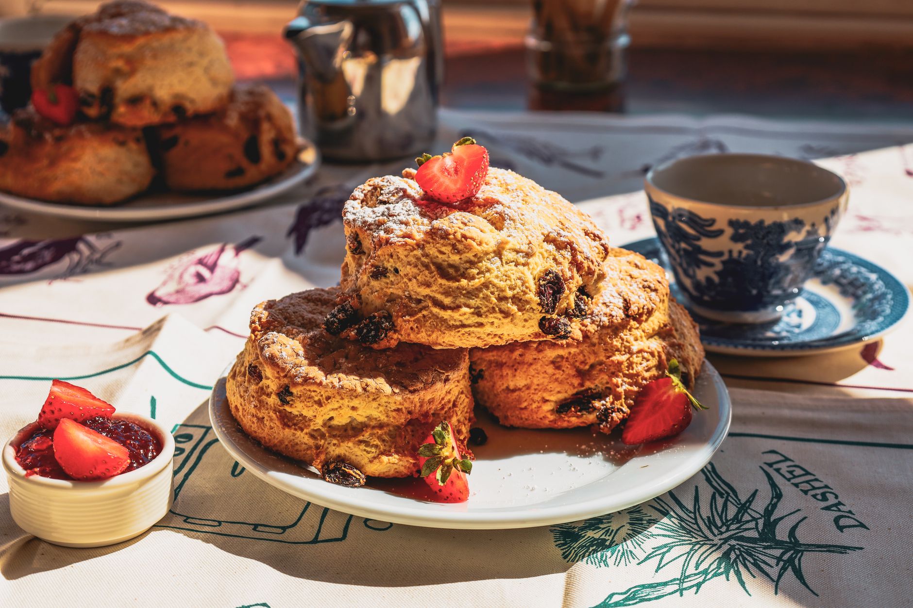 Ilustracja: The British Tradition of Afternoon Tea: A Complete Esse The British Tradition of Afternoon Tea: A Complete Essex Guide - zdjecie w tresci