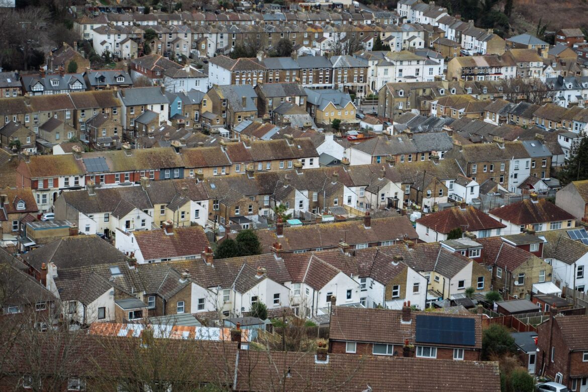 Community Energy Scheme UK Explained: How Villages Own Their Power - ilustracja artykulu